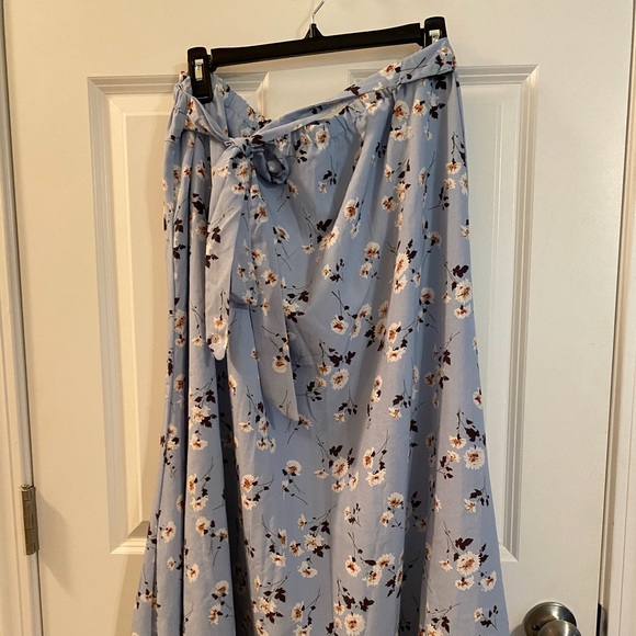 Maternity skirt/shirt outfit - Picture 2 of 4